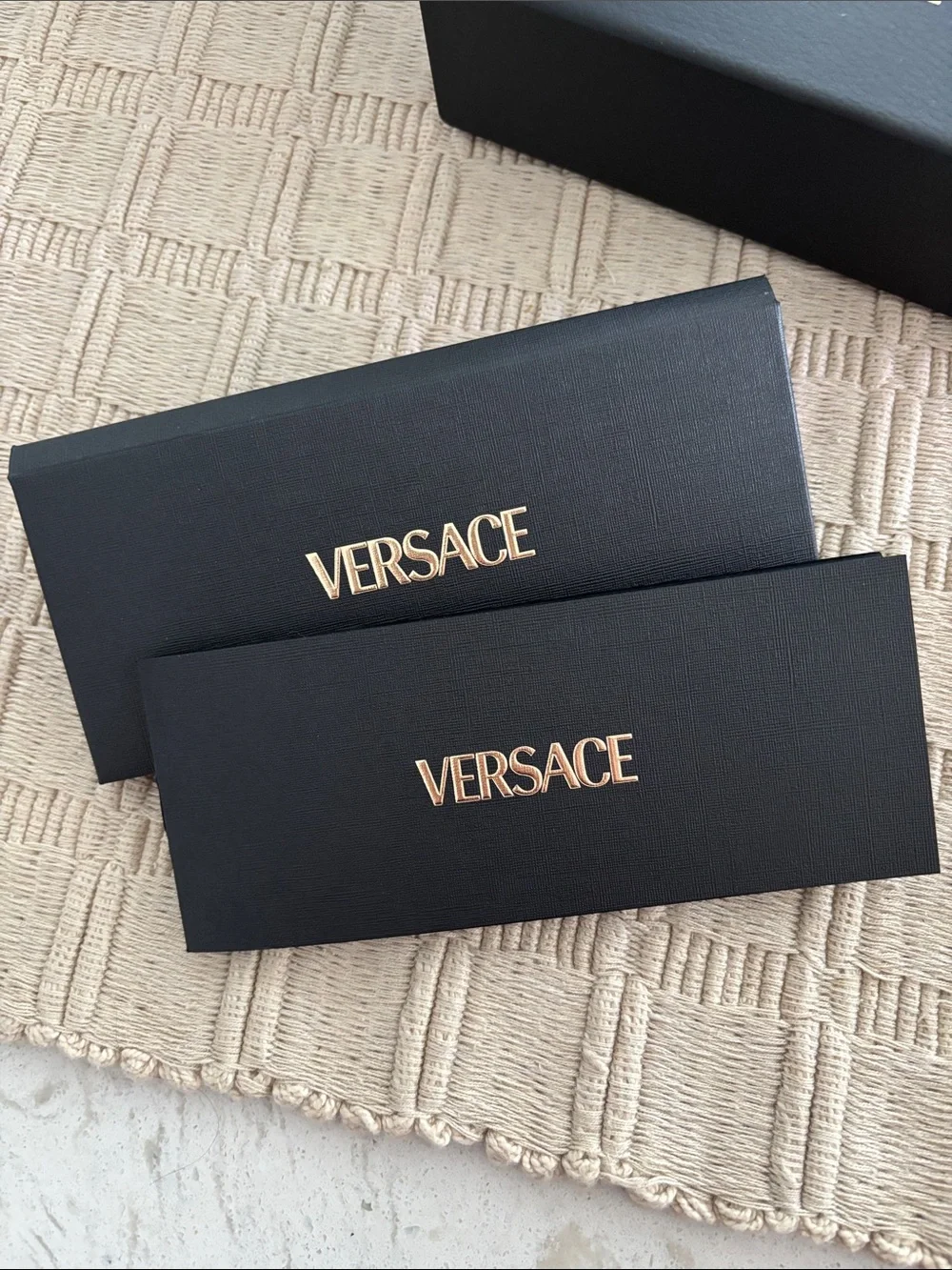 Versace welcome am